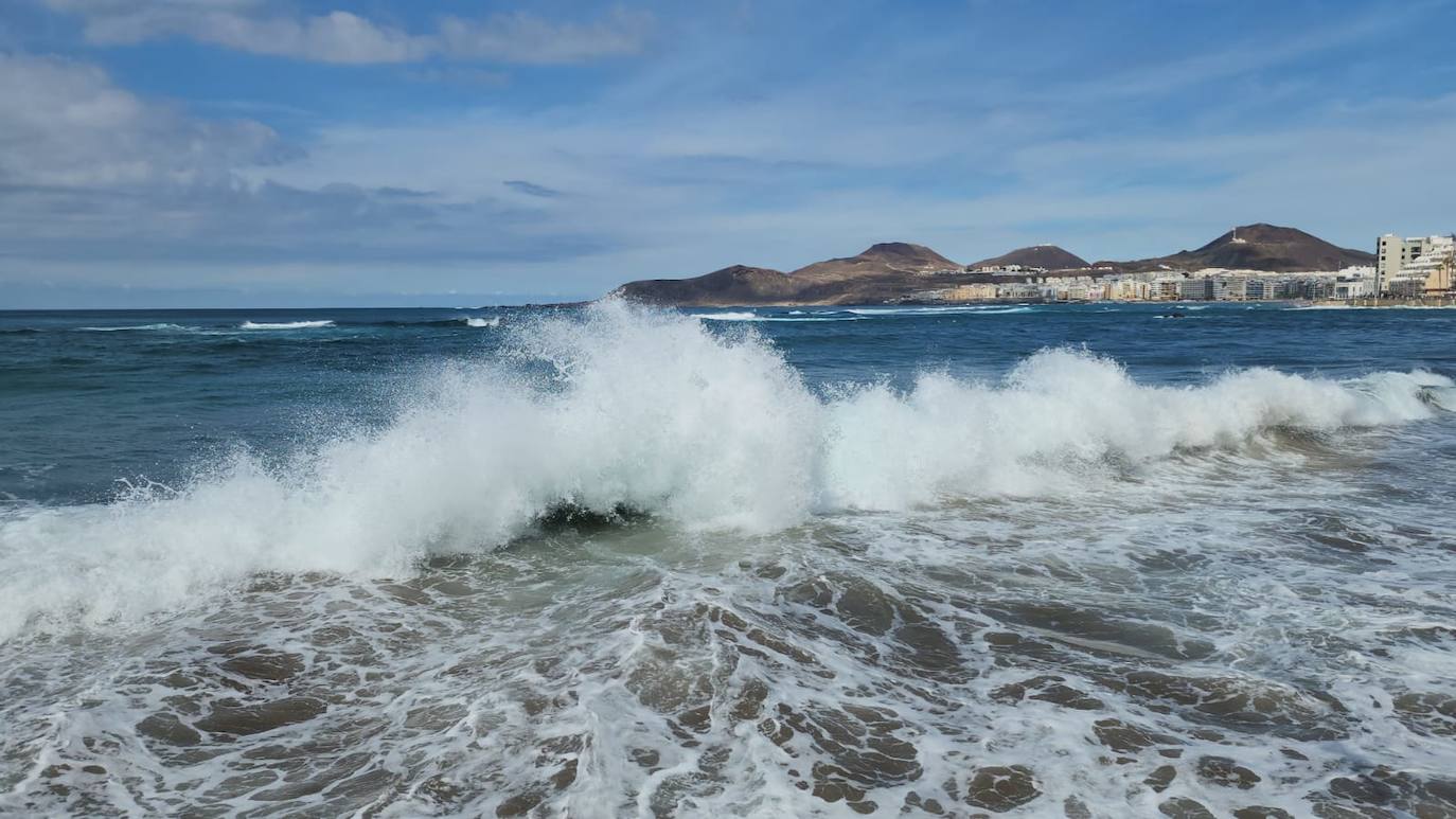 Sigue el fuerte oleaje en Las Canteras