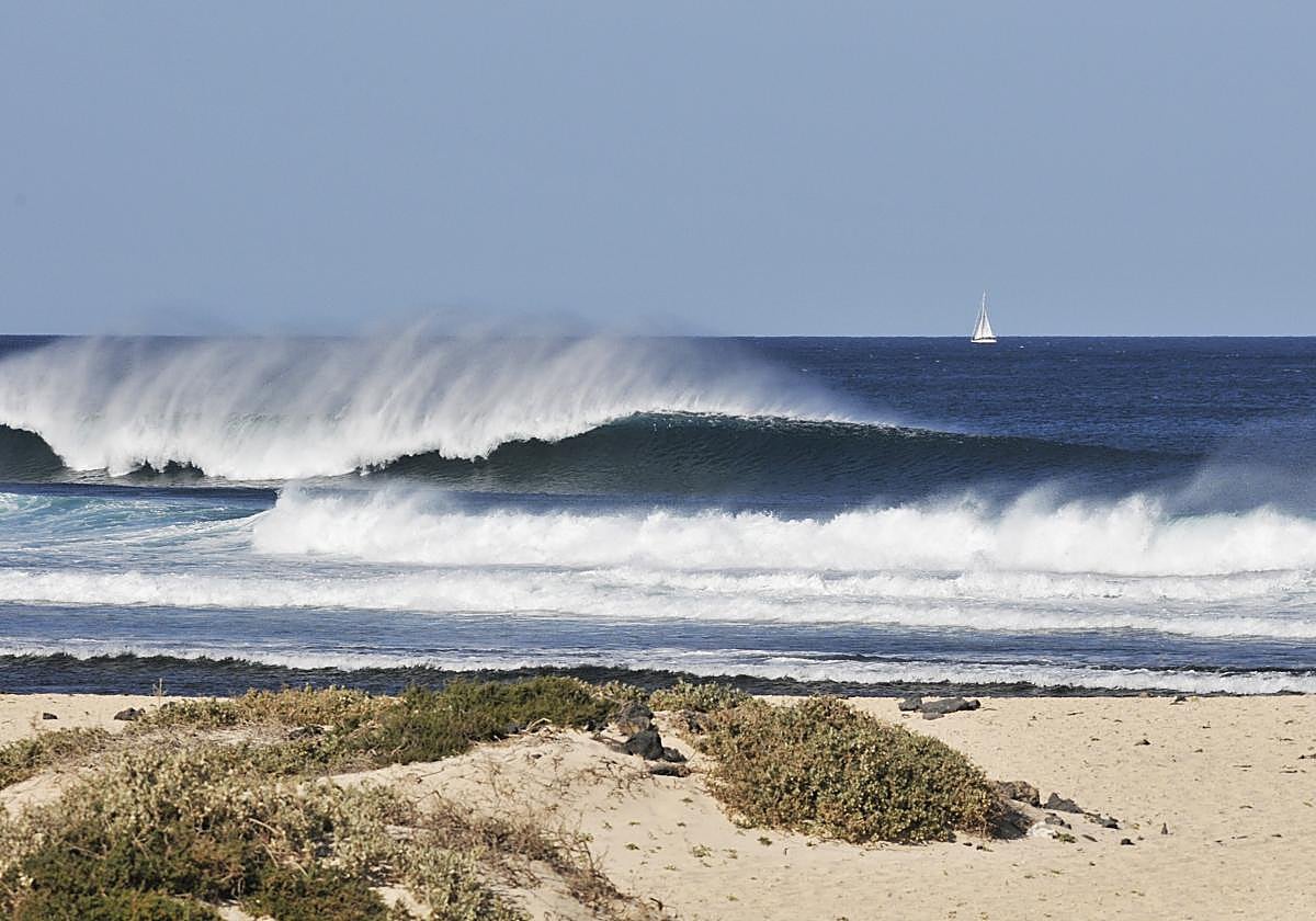 Olas en la playa de El Hierro, en el municipio de La Oliva.