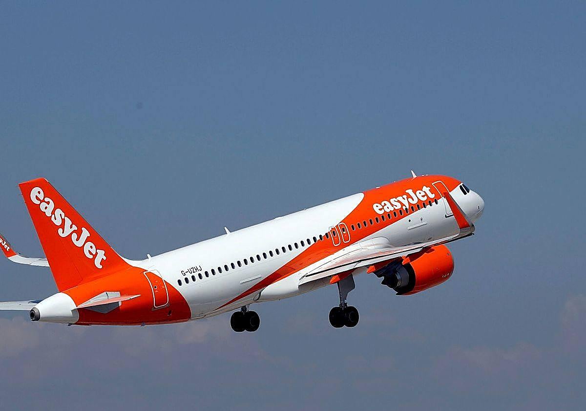 Imagen principal - La aerolínea easyJet estrena su nueva conexión entre Gran Canaria y Nápoles