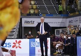 Dusko Ivanovic atiende el juego en su última visita a Gran Canaria.