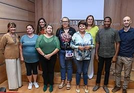 La consejera Minerva Alonso con los nuevos artesanos.