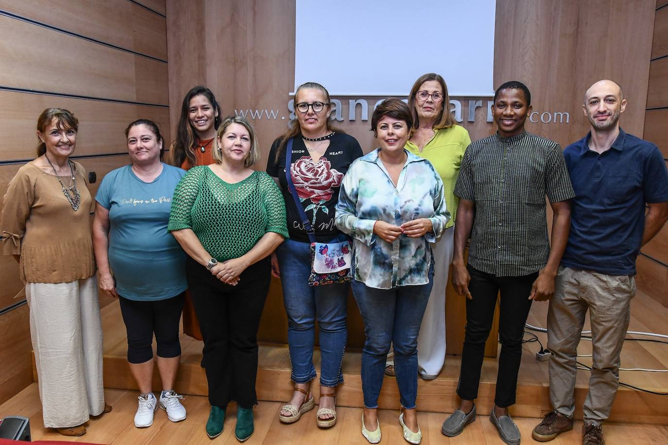 La consejera Minerva Alonso con los nuevos artesanos.