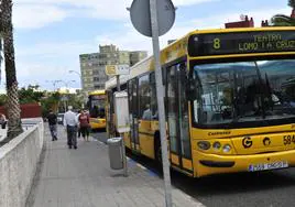 Imagen de archivo de una guagua de la línea 8.