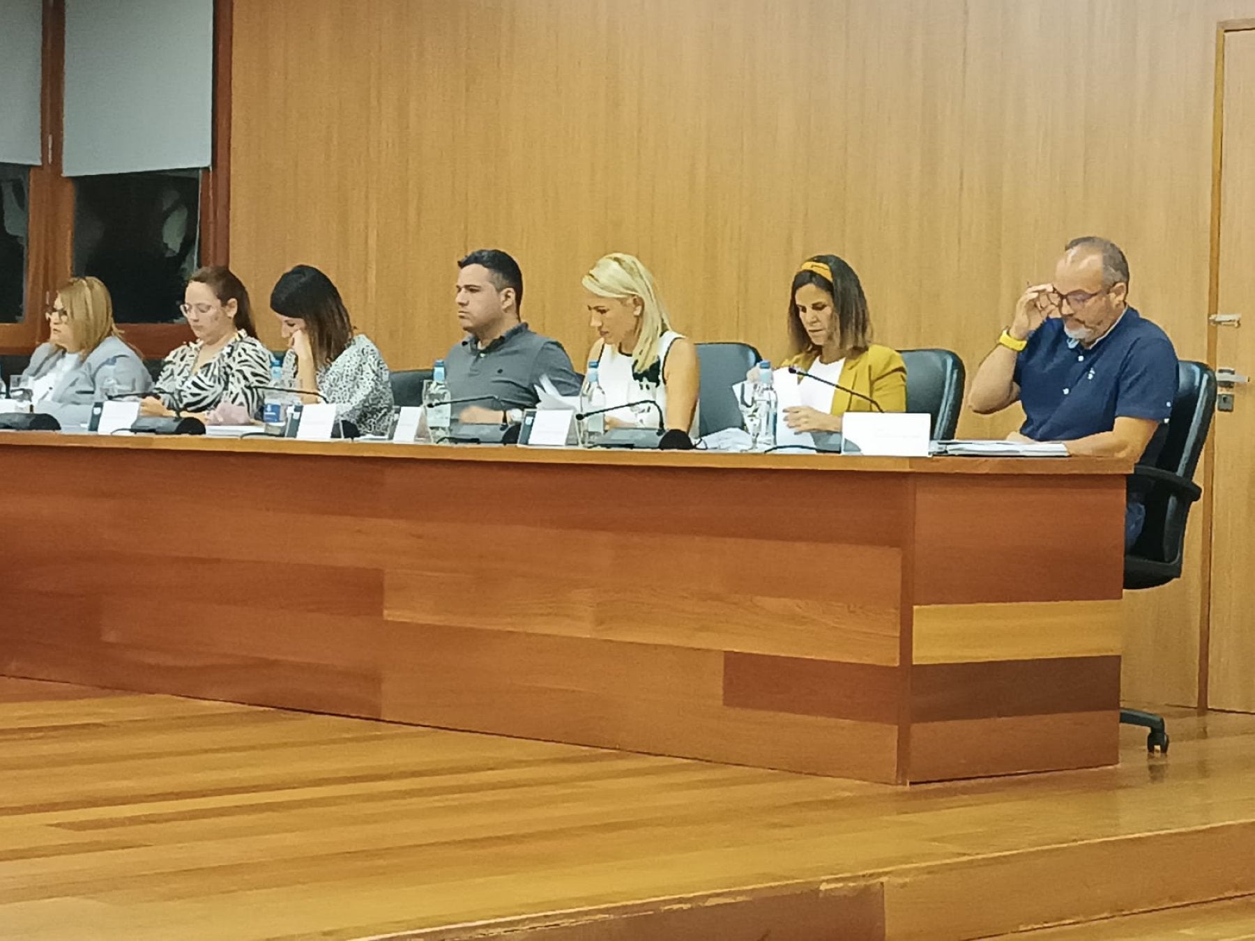 En la imagen, los tres ediles del grupo Mixto, los sentados a la izquierda de la sala.