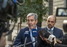El presidente canario, Fernando Clavijo, atiende a los medios tras su reunión con María Jesús Montero.