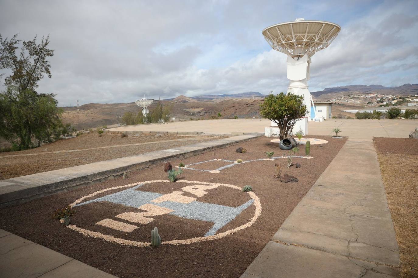 Alumnos de dos institutos reverdecen el campo de antenas del INTA