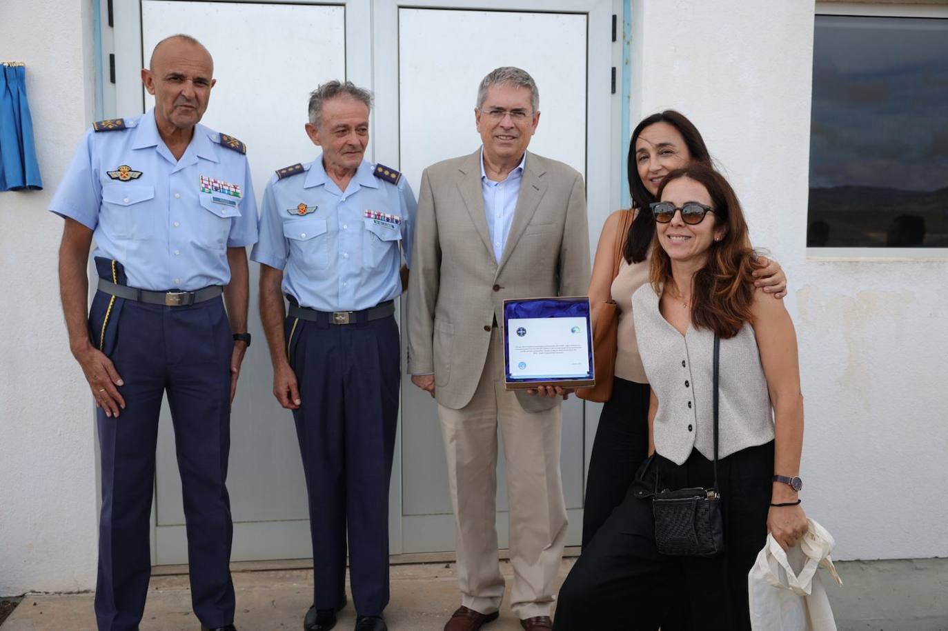 Alumnos de dos institutos reverdecen el campo de antenas del INTA