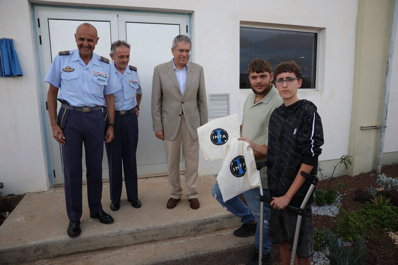 Alumnos de dos institutos reverdecen el campo de antenas del INTA