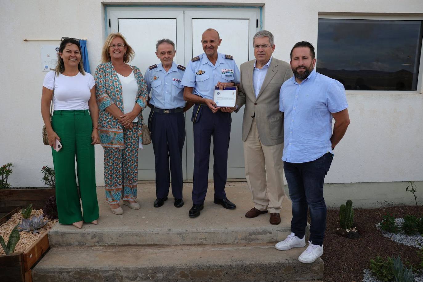 Alumnos de dos institutos reverdecen el campo de antenas del INTA