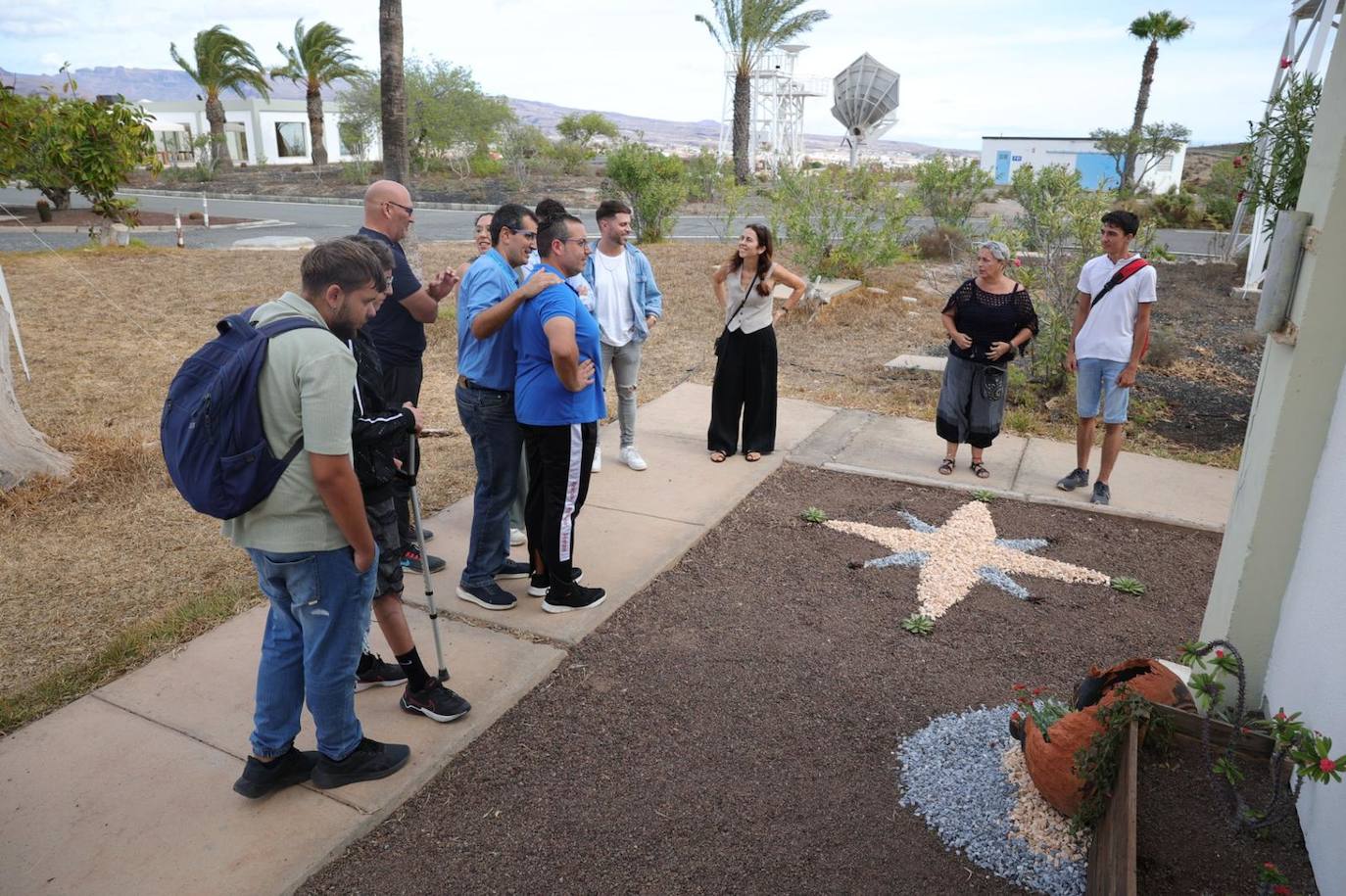 Alumnos de dos institutos reverdecen el campo de antenas del INTA