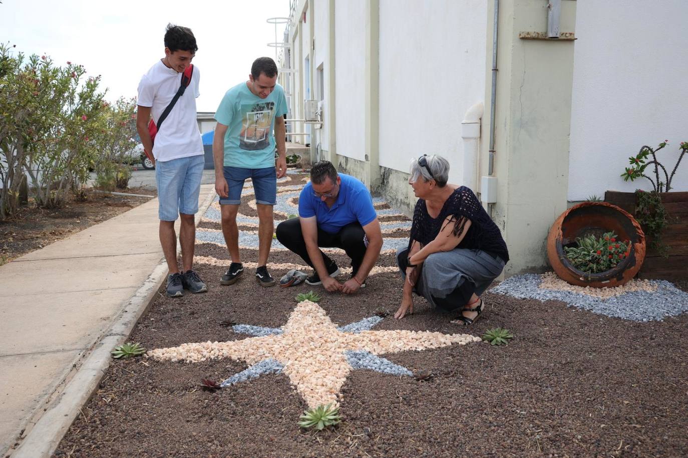 Alumnos de dos institutos reverdecen el campo de antenas del INTA