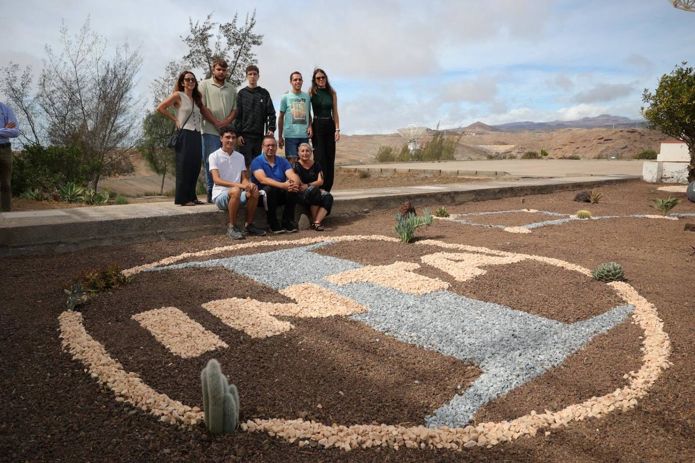 Alumnos de dos institutos reverdecen el campo de antenas del INTA