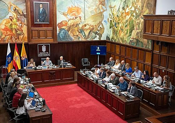 A la izquierda, el Grupo Popular del Cabildo grancanario. A la derecha, los consejeros de NC y PSOE.