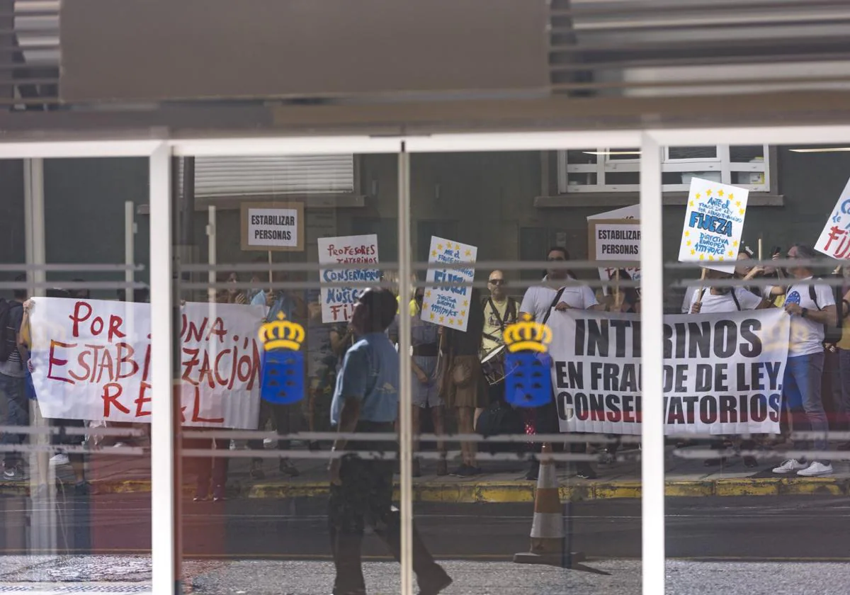 Imagen de archivo de una protesta de docentes de conservatorios pidiendo salir del proceso extraordinario de estabilización.