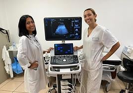 Dos sanitarias con un ecógrafo en un centro de salud canario.