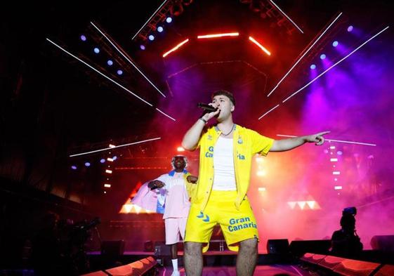 Quevedo, en el concierto sorpresa que ofreció recientemente en la capital grancanaria, portando los colores de la UD Las Palmas.
