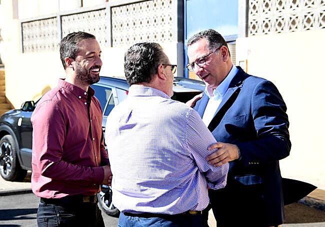 El alcalde, Juan Antonio Peña, (izq.) y el edil de Educación, Juan Pablo Rodríguez, recibiendo al consejero en Jinámar.