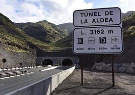Cartel que anuncia el túnel más largo de la carretera entre La Aldea y El Risco.