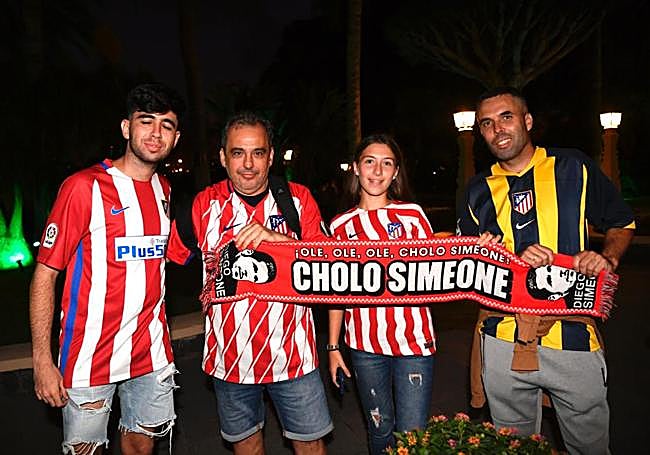 Aficionados colchoneros esperando la llegada del conjunto rojiblanco.