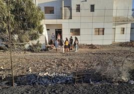 Familias asentándose días atrás en inmuebles a medio hacer de la parcela 214.