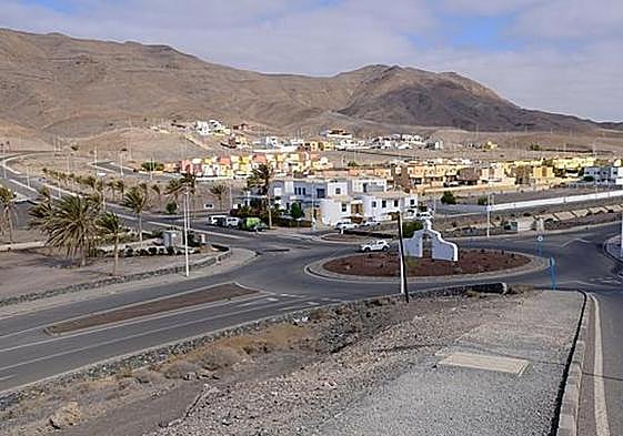 Rotonda de El Aceitún, en Gran Tarajal, en el municipio de Tuineje, donde desde el coche los tres acusados gritaron a la niña.
