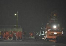 Imagen de archivo del desembarco de migrantes en el puerto de La Estaca, en El Hierro.