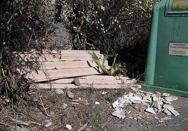 Vertido de planchas con amianto, lo que se castiga con multas de 30.000 a 600.000 euros.