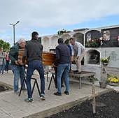 Los restos del migrante fallecido en El Hierro descansarán como «Inmigrante F01»