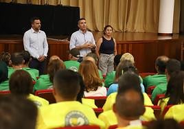 Responsables del Cabildo en un encuentro con trabajadores.