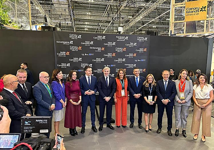 La presidenta majorera Lola García, con otros mandatarios canarios, entre ellos el presidente Fernando Clavijo y la consejera regional de Turismo, Jessica de León.