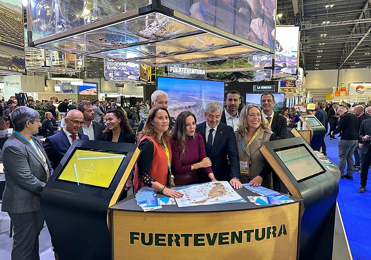 Lola García, Jessica de León, Fernando Clavijo, Marlene Figueroa y alcaldes y concejales de Turismo de la isla.