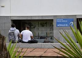 Dos estudiantes en el exterior de Ciencias Jurídicas, en el campus de Tafira de la ULPGC.