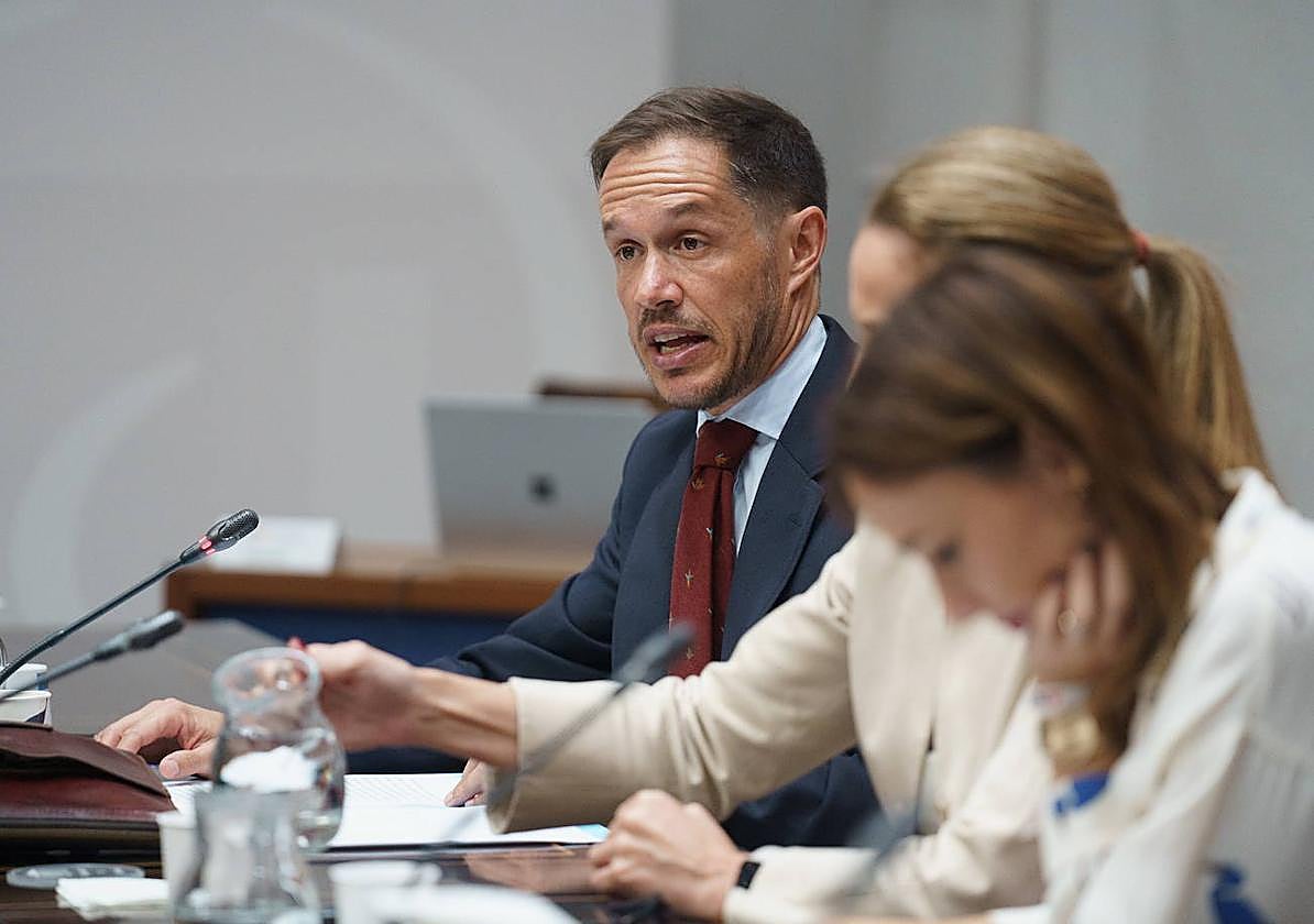 El consejero Mariano Hernández Zapata en el Parlamento.