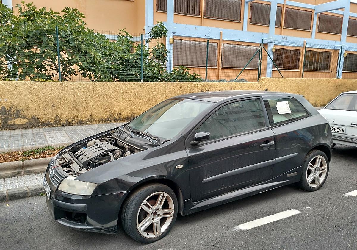 Imagen de archivo de un coche con la notificación de la Policía Local.