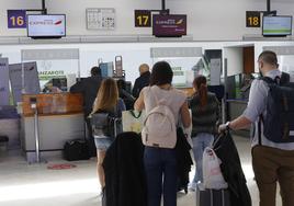 Pasajeros en el Aeropuerto César Manrique de Lanzarote.