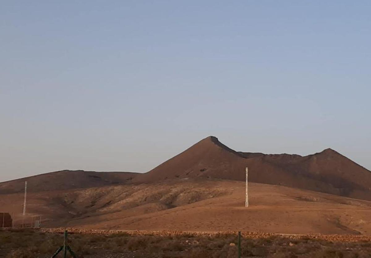 Torretas a 132 kilovoltios en los alrededores del monumento natural de la caldera de Gayría, en Tiscamanita, en el municipio de Tuineje.