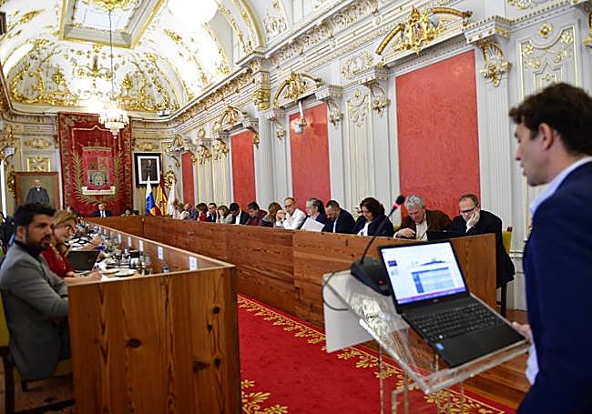 David Gómez se dirige al pleno en el mandato de Augusto Hidalgo.