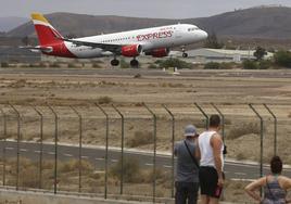 Despegue de un avión de Iberia Express en el Aeropuerto César Manrique de Lanzarote.