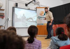 El alumno-trabajador del PFAE Cultureando, con los escolares.