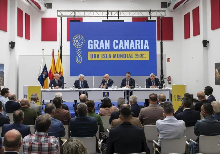 El presidente de la Real Federación Española de Fútbol, Pedro Rocha (2i), junto al presidente del Cabildo de Gran Canaria, Antonio Morales (c), y el consejero de Educación y Deportes del Gobierno canario, Poli Suárez (2d).