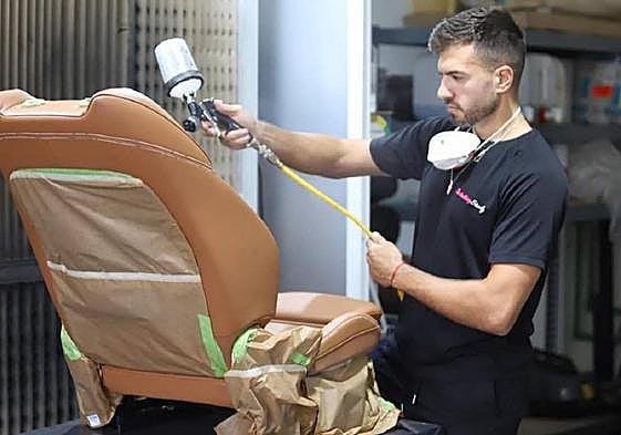 Juan Francisco Arbelo, fundador de Detailing Study, que ha recibido el apoyo de MicroBank en Canarias.