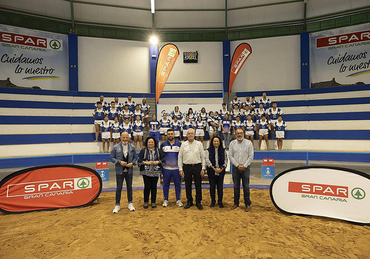 Foto de familia tras la renovación del patrocinio.