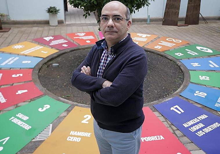 El gerente de la Universidad de Las Palmas de Gran Canaria, Roberto Moreno, en uno de los patios del rectorado.