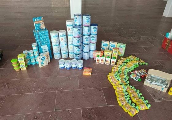 Las imágenes muestran algunos de los productos y materiales de ayuda humanitaria para Ucrania que se encontró en el local municipal de la Vega de San Mateo.