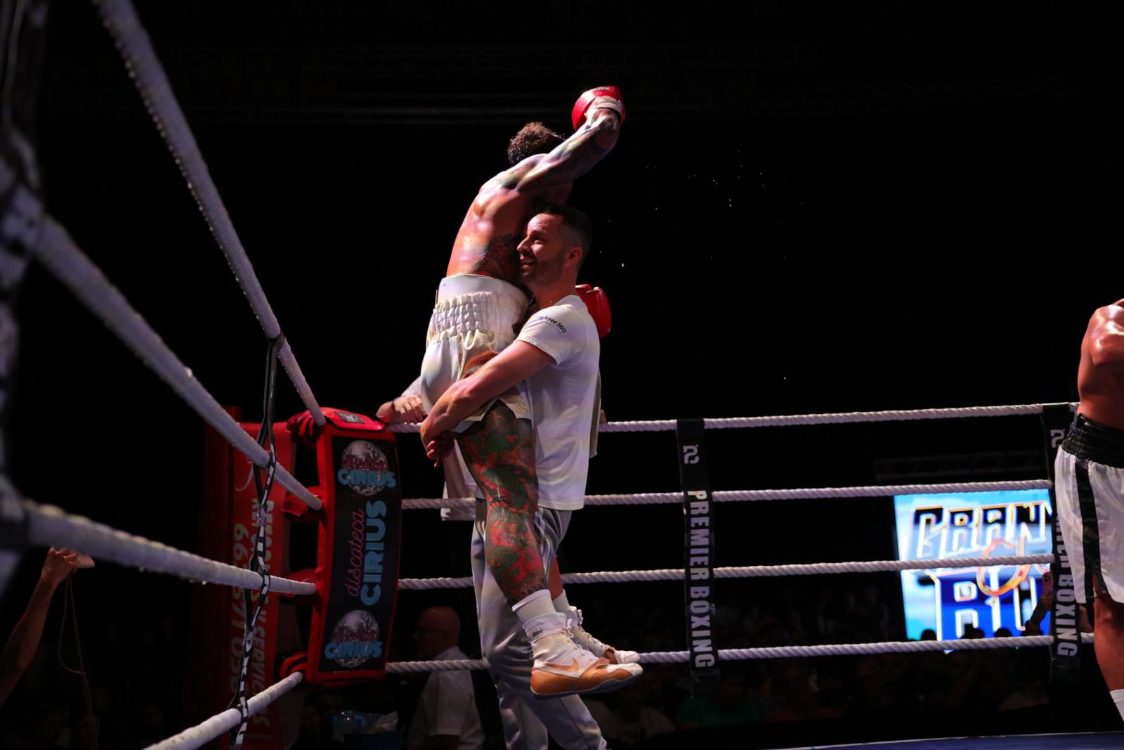 El Gran Canaria Arena vibra con el mejor boxeo