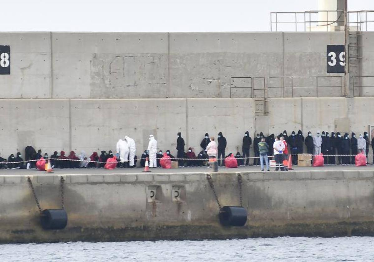 Llegada de un cayuco al puerto de Arinaga.