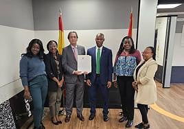 En la imagen aparece Luis Padrón, junto a embajador de Ghana en España, Mohammad Ahmad, junto a responsables de distintos departamentos de la embajada.