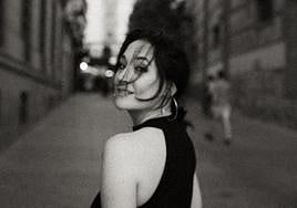 Patricia Benito se gradúa con honores en su cuarto libro tras su debut en la literatura con 'Primero de poeta'.