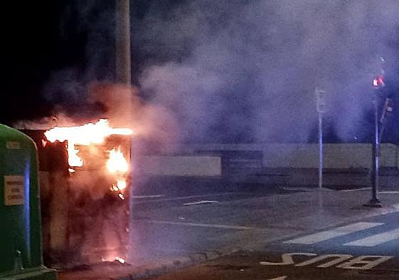 Un incendio en contenedores de basura en la calle Luis Doreste Silva.