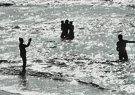 Los bañistas se refugian en Las Canteras de las altas temperaturas.